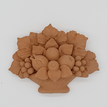 Cestino con frutta in terracotta