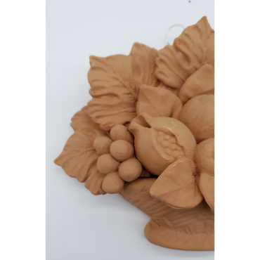 Cestino con frutta in terracotta
