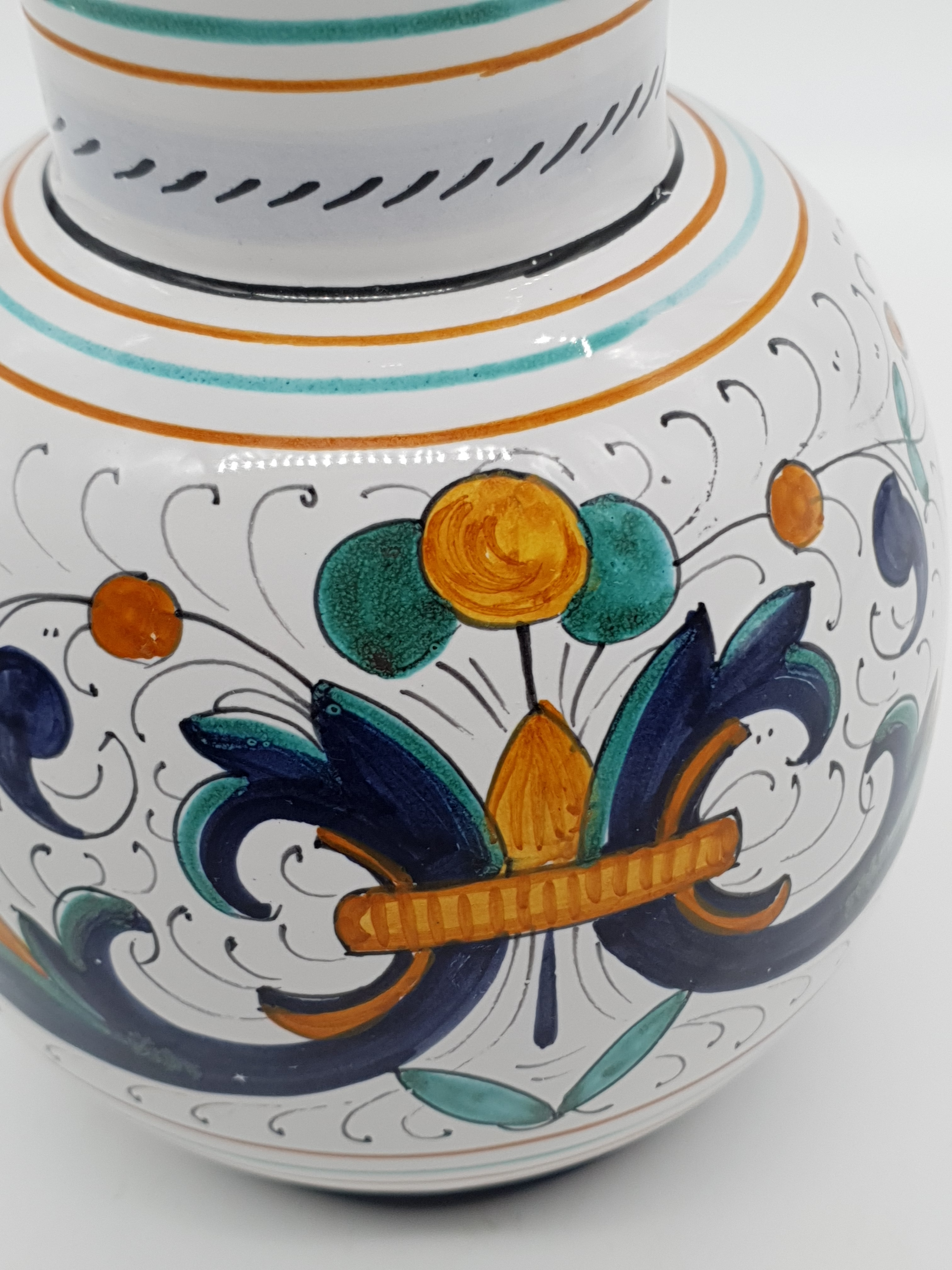 Scalloped vase Deruta decoration