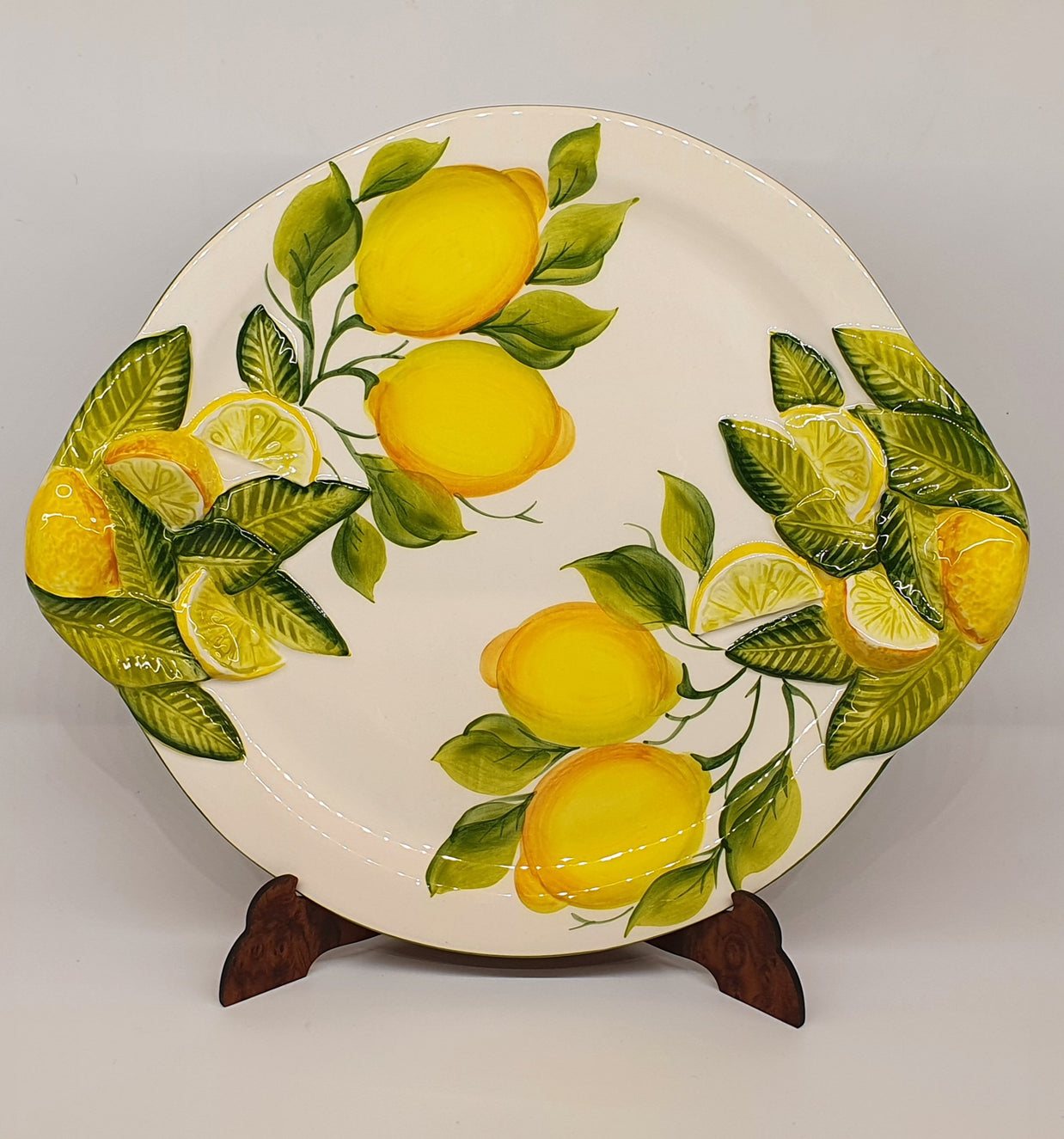 Large round tray with handles with relief lemon decoration
