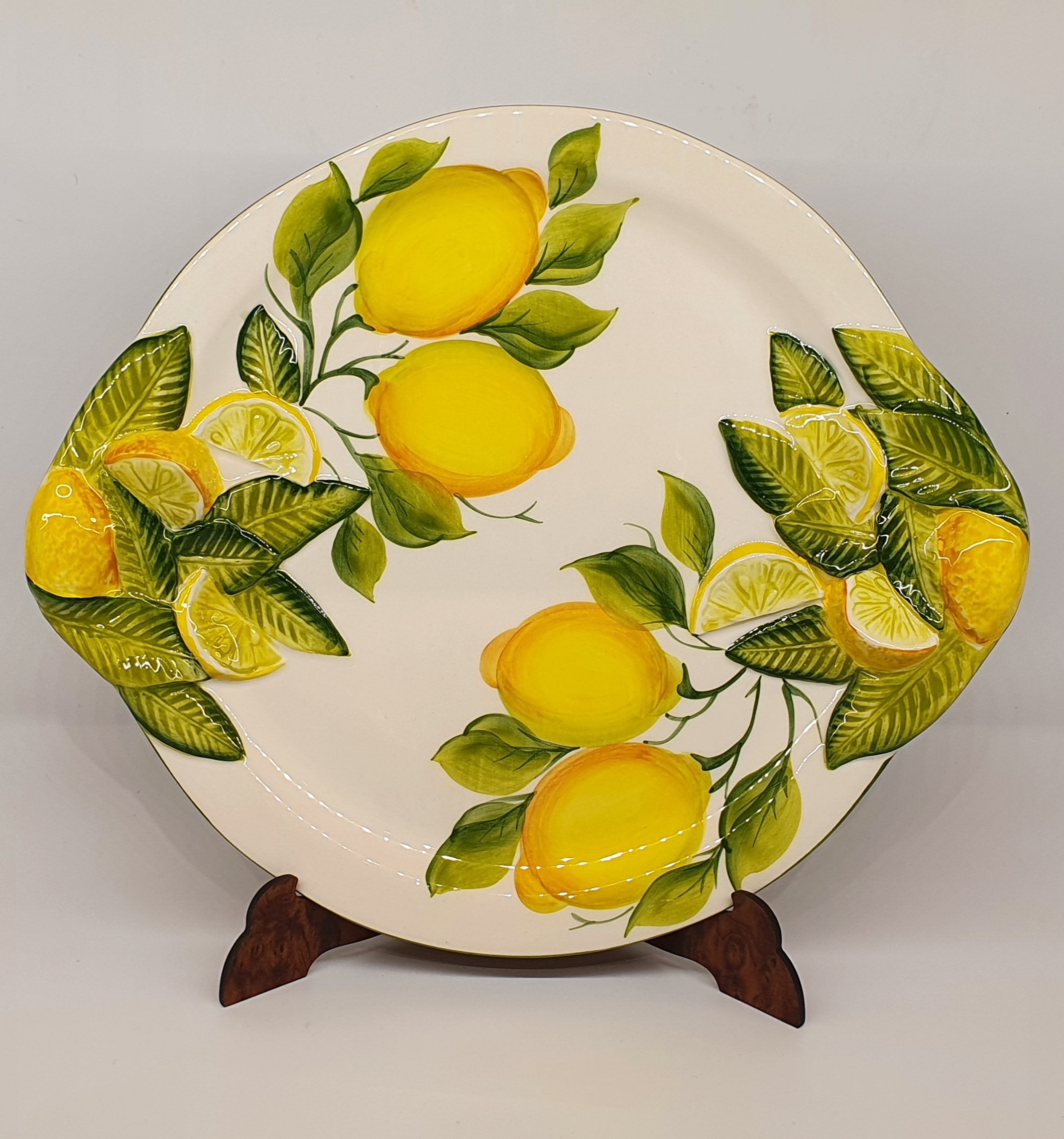 Large round tray with handles with relief lemon decoration