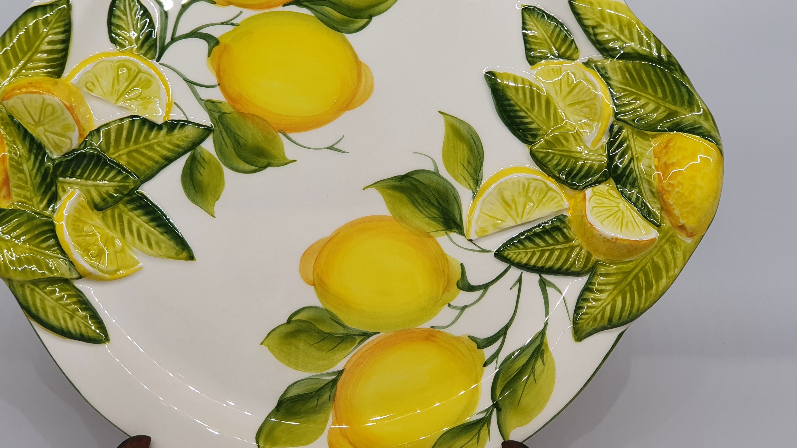 Large round tray with handles with relief lemon decoration