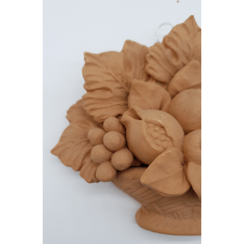 Cestino con frutta in terracotta