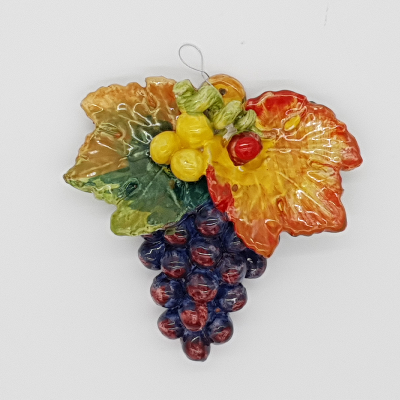 Medium red grapes to hang in ceramic